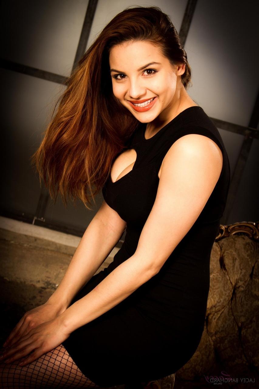 12P A ruiva britânica Lacey Banghard libera seus belos seios em um vestido preto