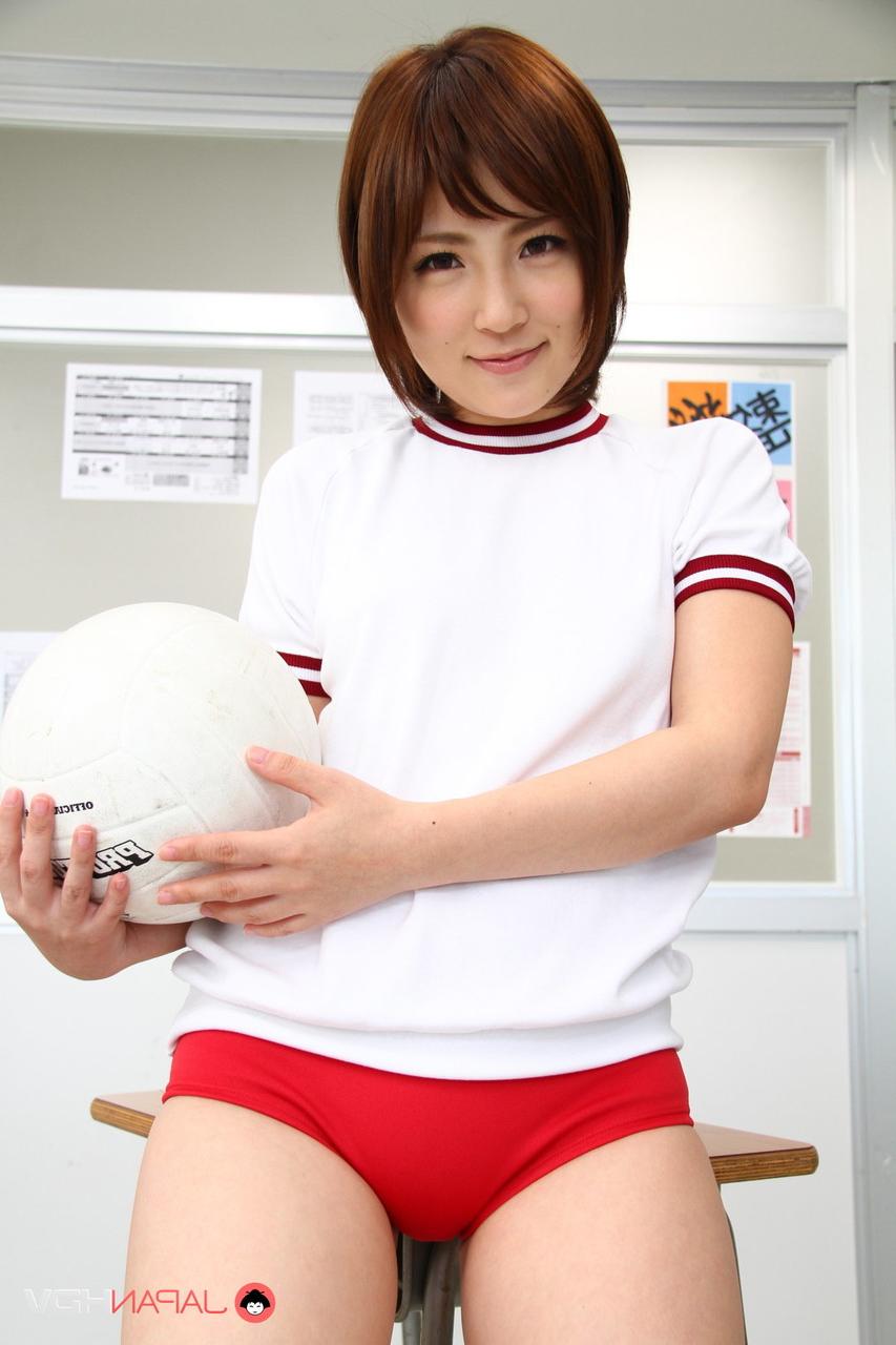 15P L'adorable volleyeuse japonaise Megumi Haruka arbore un creampie