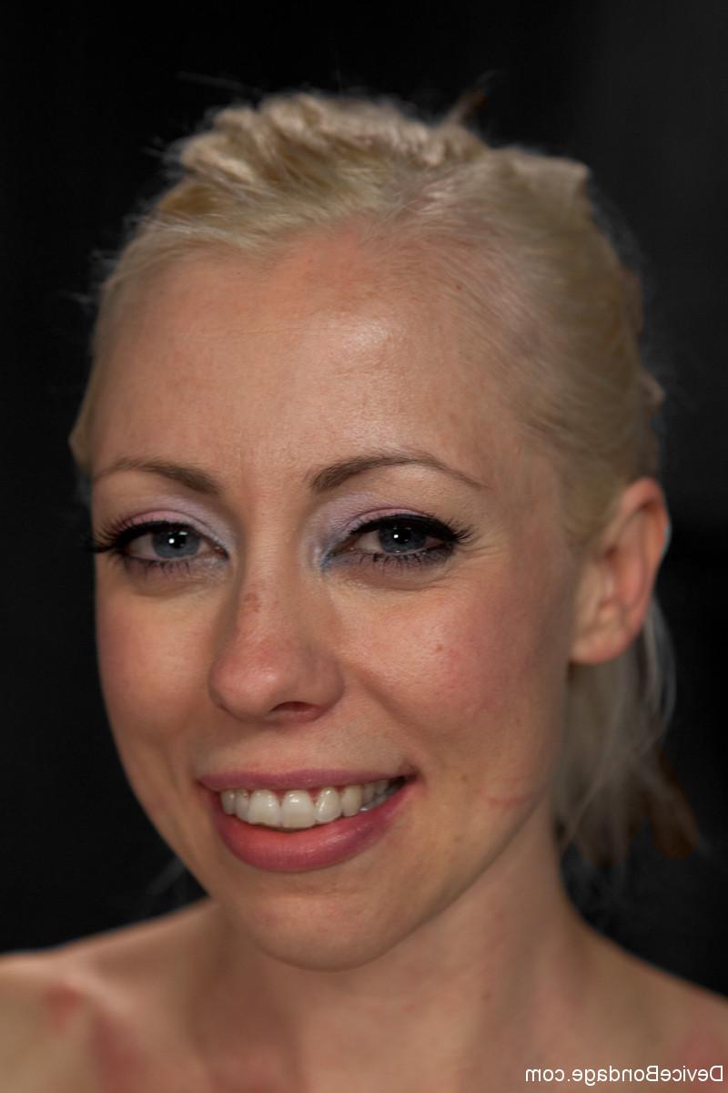 17P Die blonde Lorelei Lee wird in eisernen Ketten und Handschellen hilflos gemacht