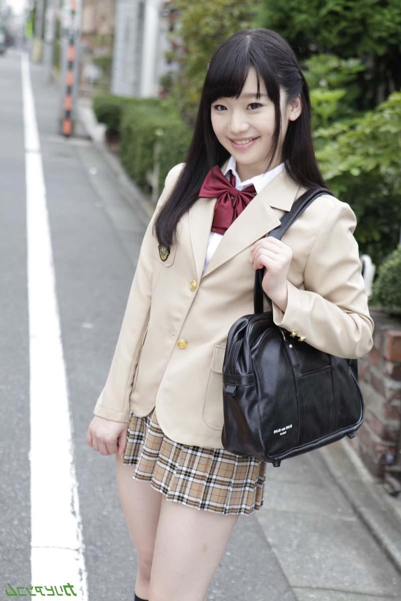 20P La pequeña colegiala asiática Yuna Himekawa jugueteada y follada en su chocho peludo
