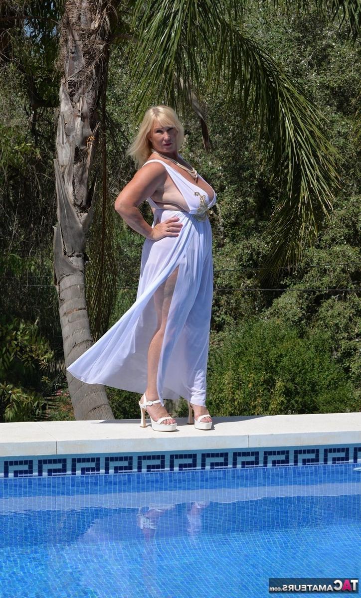 16P La gorda rubia Melody se mete en una piscina con un vestido blanco fluido