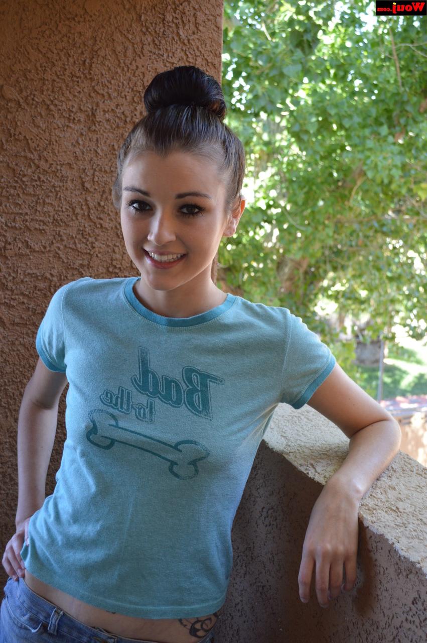 15P Das schwarzhaarige Luder hebt seinen Jeansrock hoch und zeigt seinen Hintern in sexy Höschen