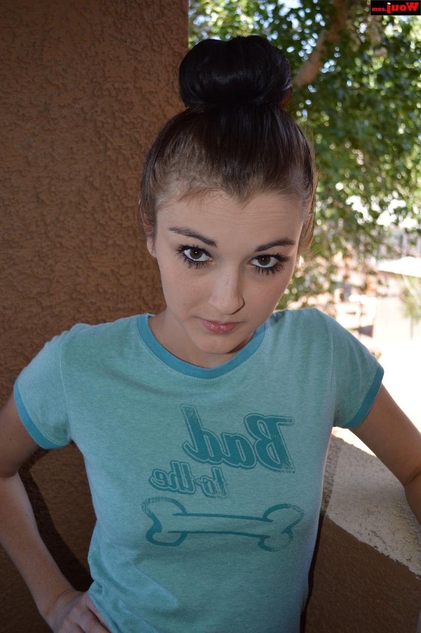 15P Das schwarzhaarige Luder hebt seinen Jeansrock hoch und zeigt seinen Hintern in sexy Höschen
