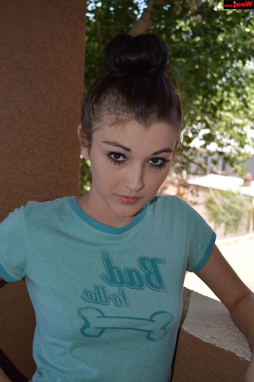 15P Das schwarzhaarige Luder hebt seinen Jeansrock hoch und zeigt seinen Hintern in sexy Höschen
