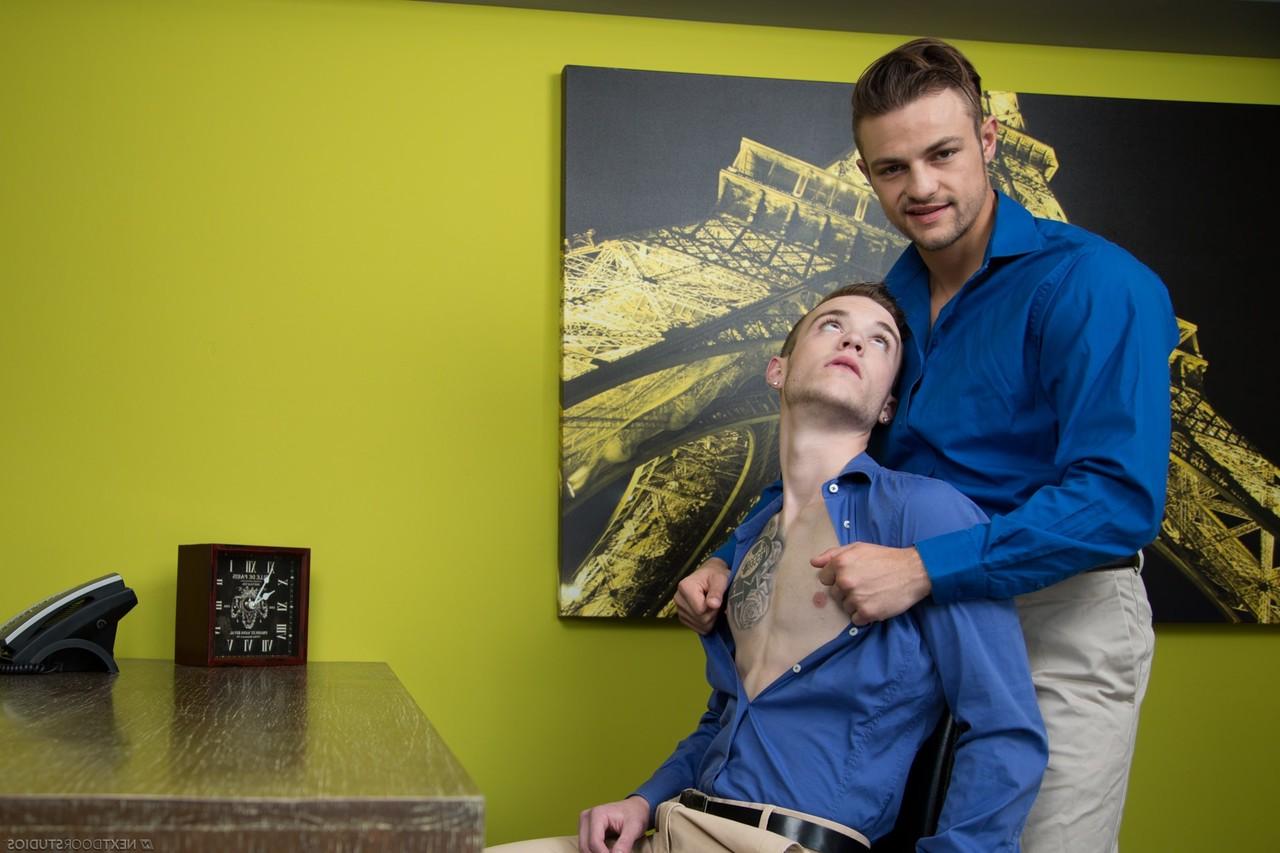 20P Os gays sensuais Scott Finn e Charlie Pattinson se despem e batem um no outro em uma mesa