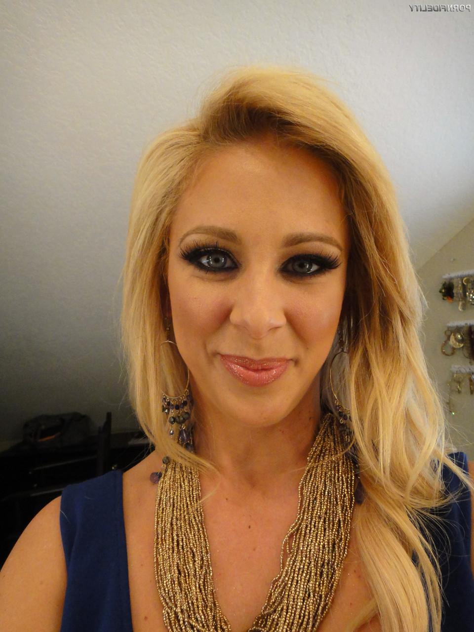 19P La star du porno blonde et bien roulée Cherie Deville révèle son cul et ses faux seins.