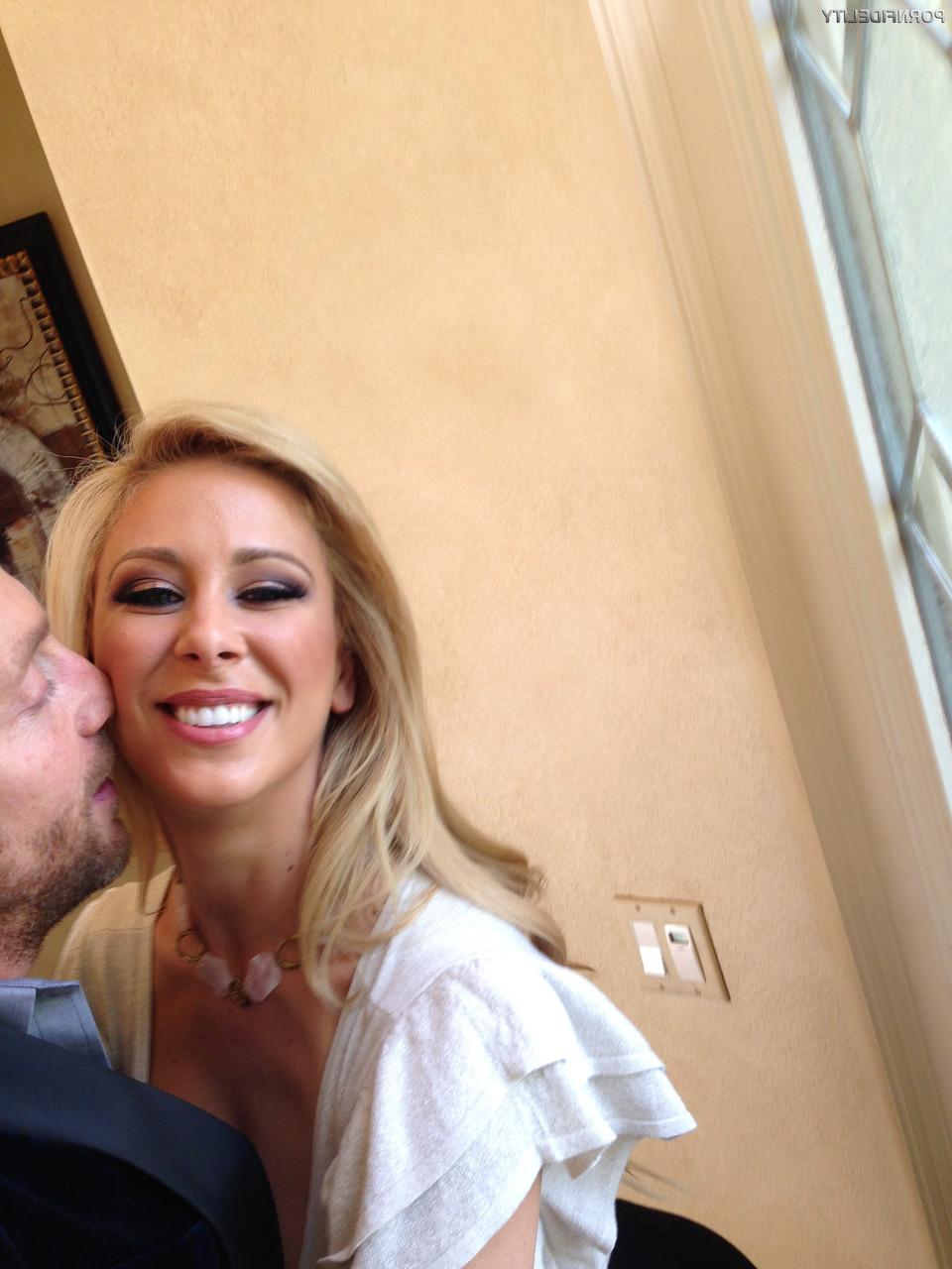 19P La star du porno blonde et bien roulée Cherie Deville révèle son cul et ses faux seins.