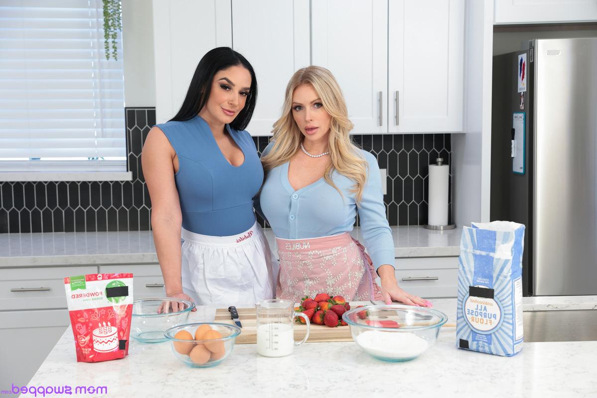 16P Danielle Renae et Sheena Ryder se baisent leur beau-fils pendant un sexe en groupe