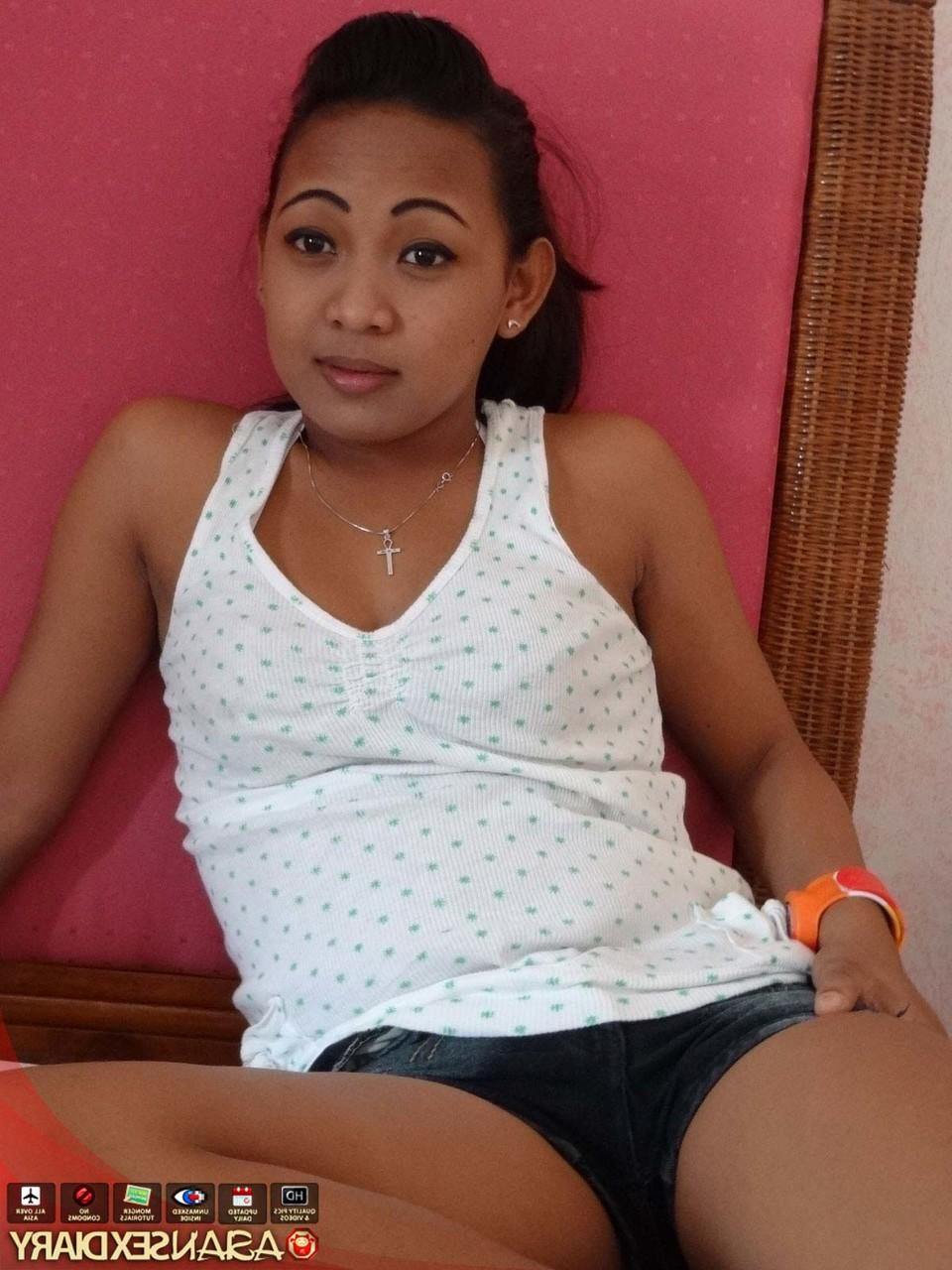 15P Las filipinas Ann y Fhae se montan un trío en POV con un turista sexual
