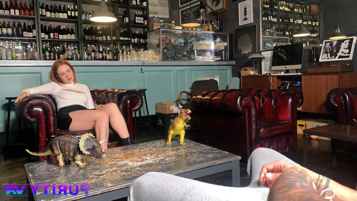20P La pelirroja natural Alya Rossi se masturba antes de hacer una mamada en POV