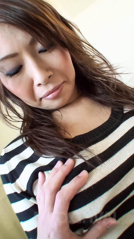 15P A japonesa peituda Sakura Anna brinca com seus mamilos e buceta antes do sexo