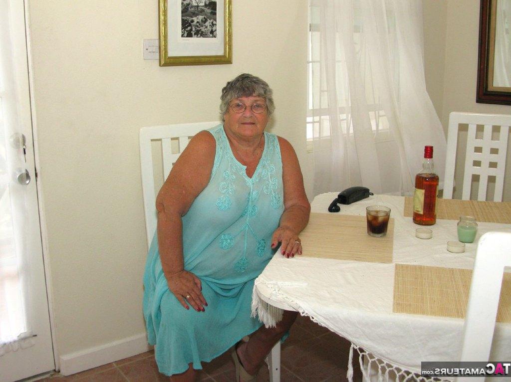 20P Vovó amadora obesa Libby descobre seu corpo bronzeado depois de um sexo por telefone