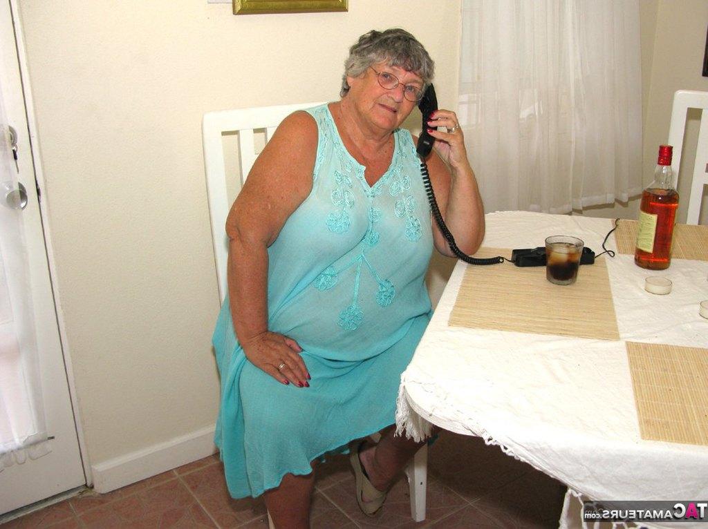 20P Vovó amadora obesa Libby descobre seu corpo bronzeado depois de um sexo por telefone