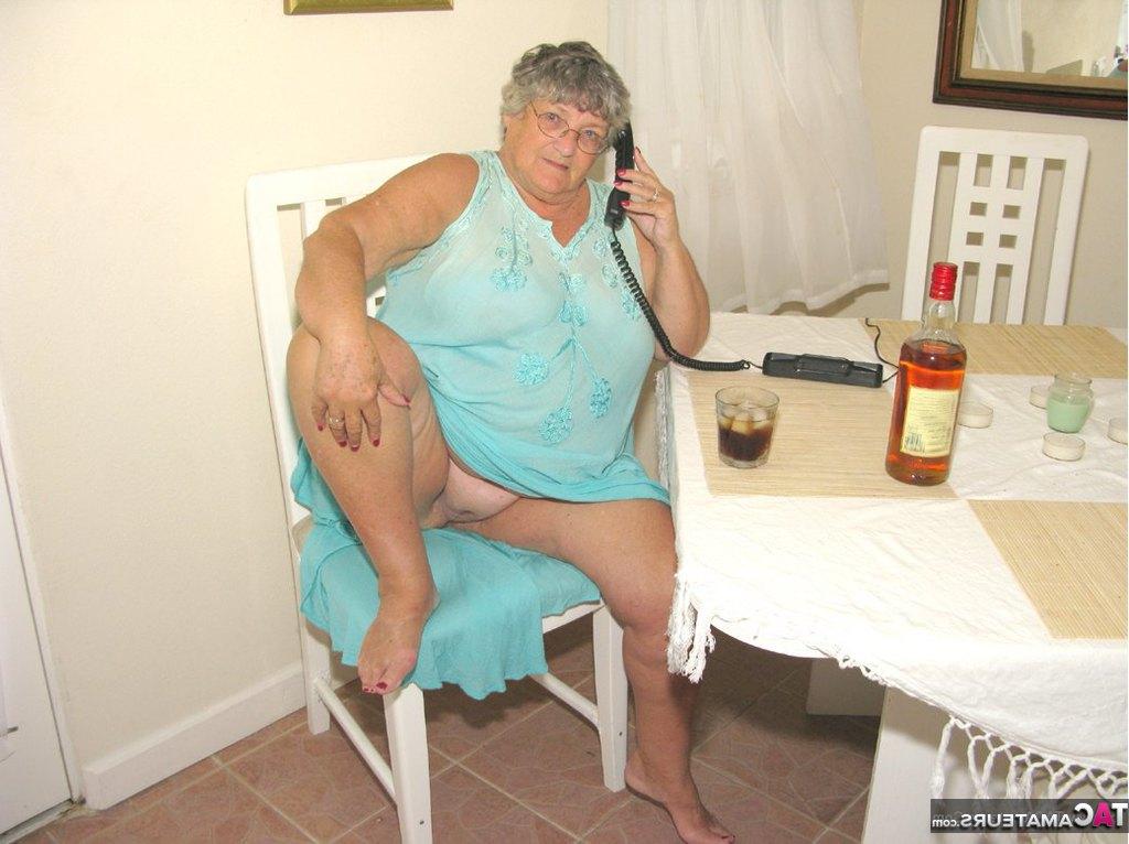 20P Vovó amadora obesa Libby descobre seu corpo bronzeado depois de um sexo por telefone