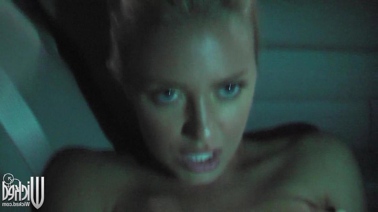 20P A deslumbrante pornstar com um corpo fantástico Nicole Aniston é fodida em público