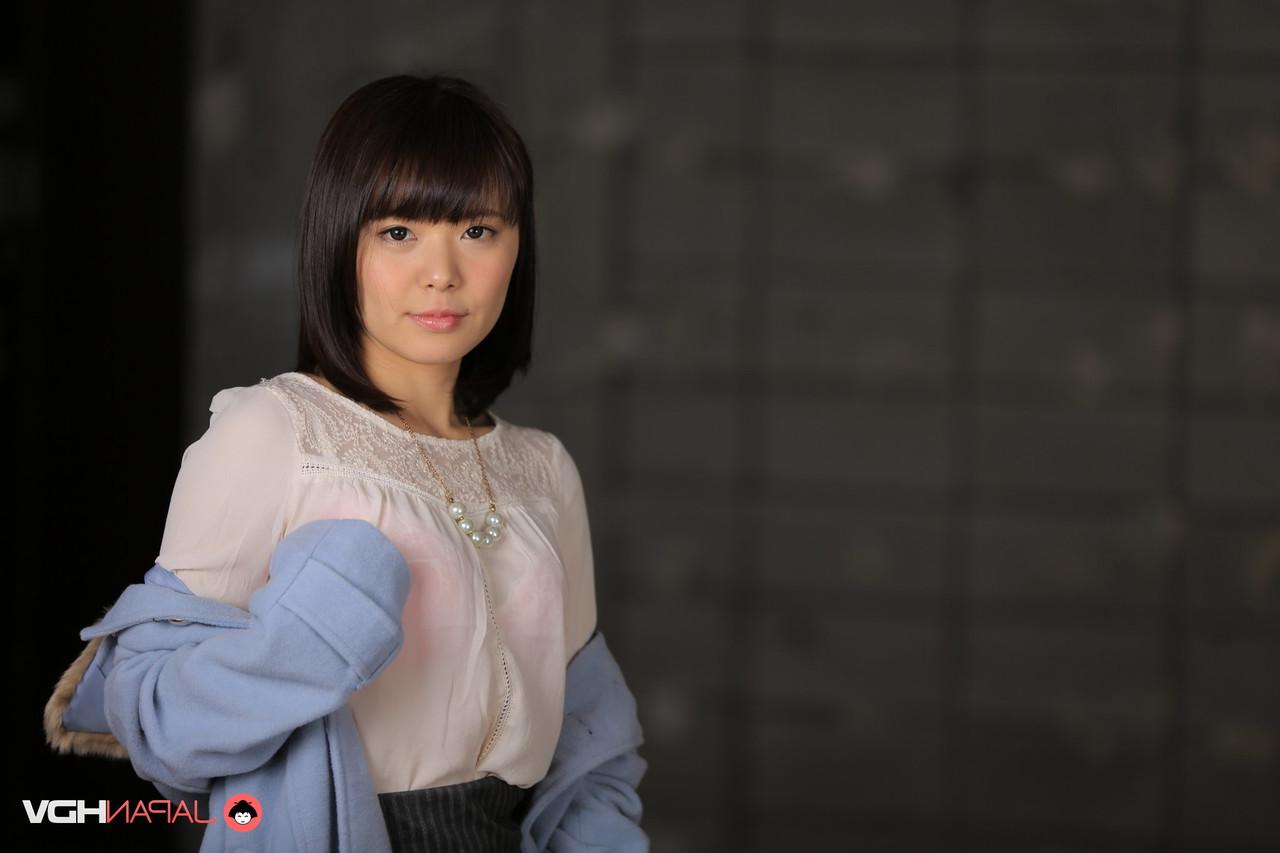15P La japonesa Haruka Miura se levanta la camisa después de bajarse la ropa interior