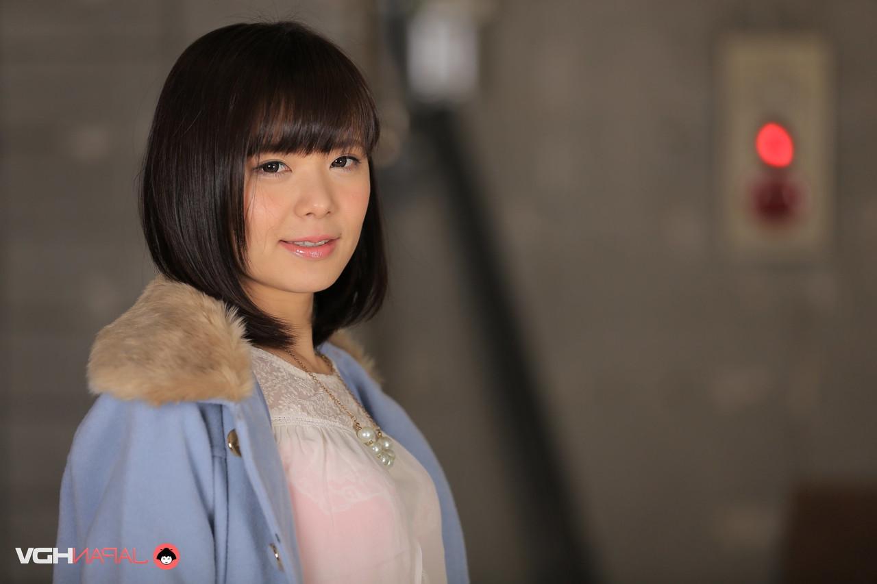 15P La japonesa Haruka Miura se levanta la camisa después de bajarse la ropa interior