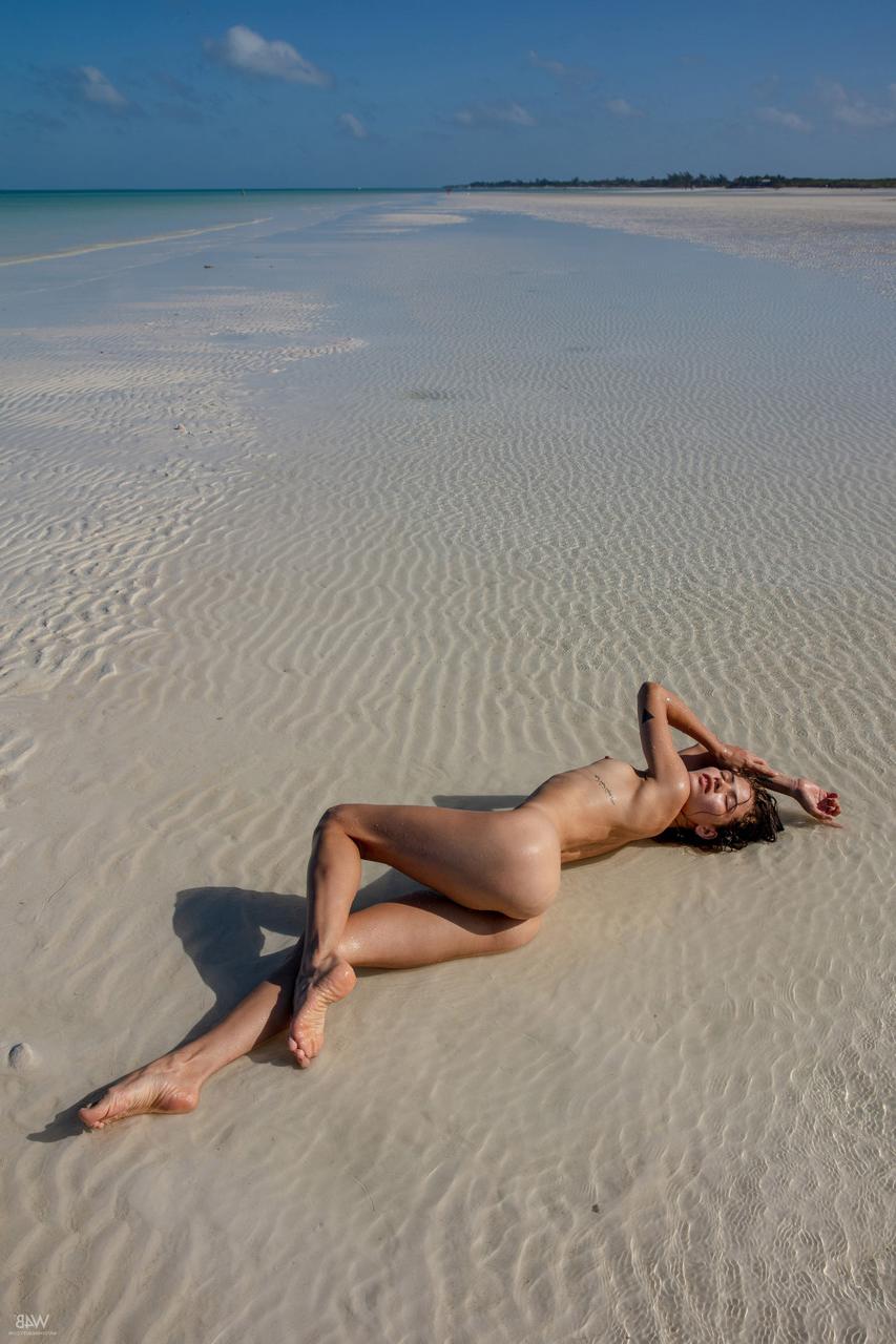 20P A adolescente colombiana Irene Rouse mostra seu corpo nu e flexível ao ar livre