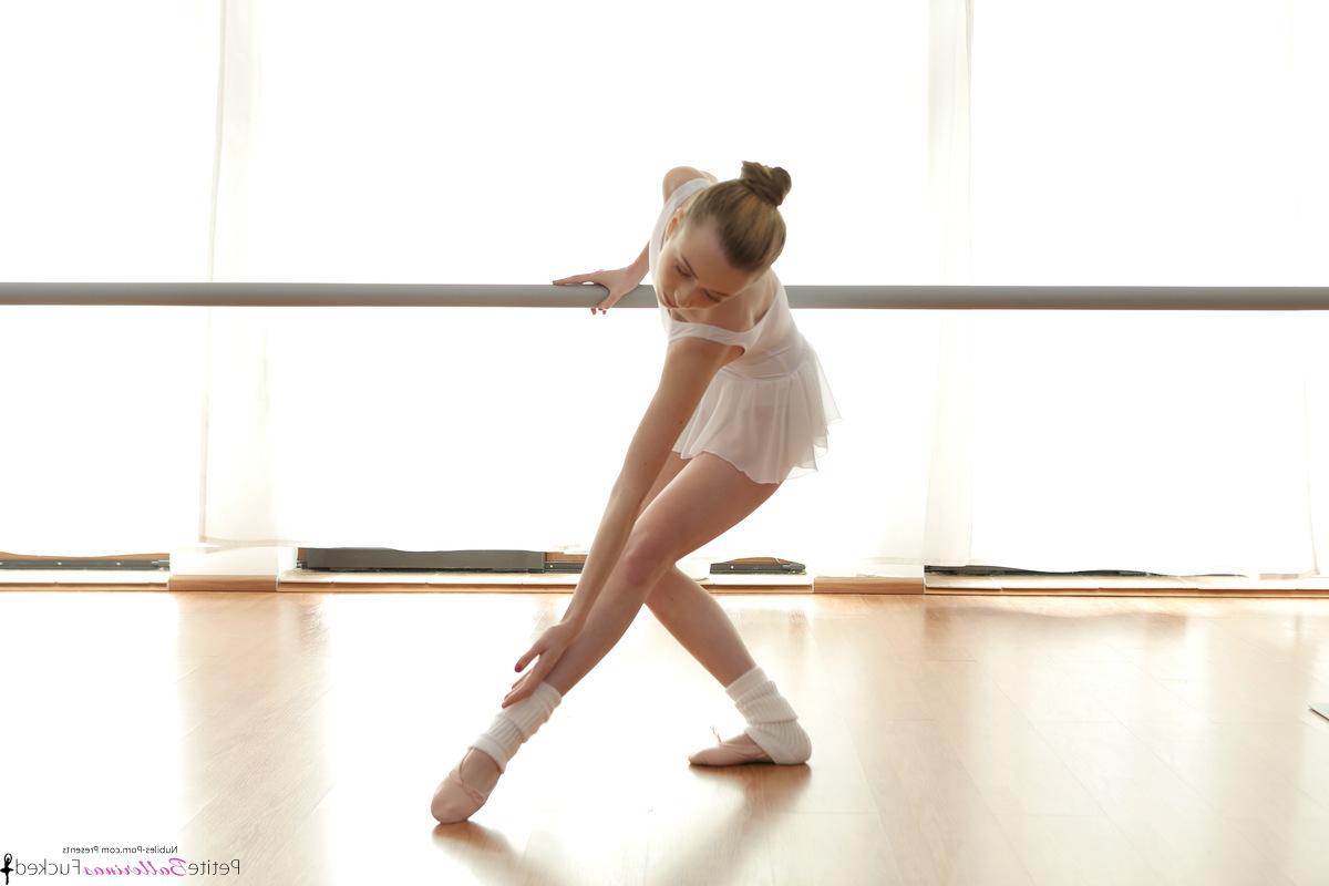 16P Die dünne Ballerina Jessi packt ihren engen Arsch beim Sex mit dem männlichen Hauptdarsteller im Studio