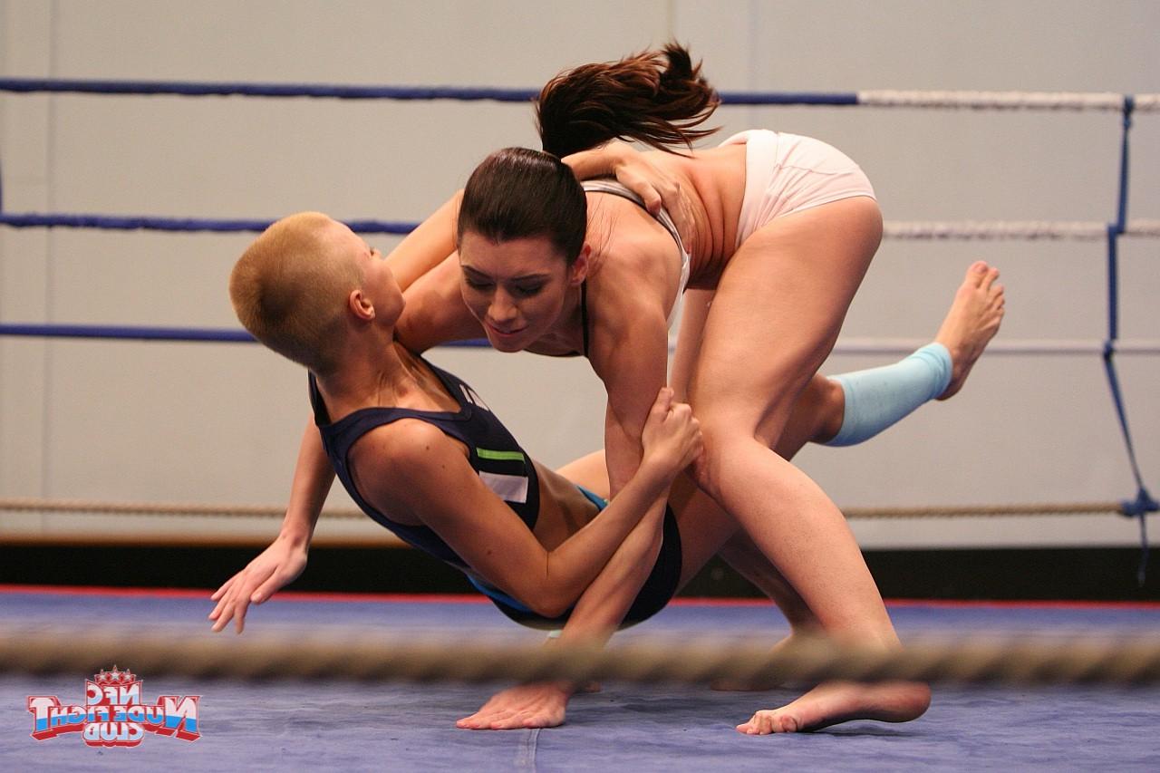 17P Duas garotas da Euro Wrestling, Betty Saint e Sinead, ficam selvagens no ringue