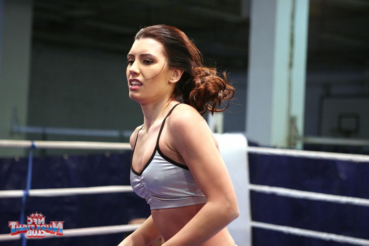 17P Duas garotas da Euro Wrestling, Betty Saint e Sinead, ficam selvagens no ringue