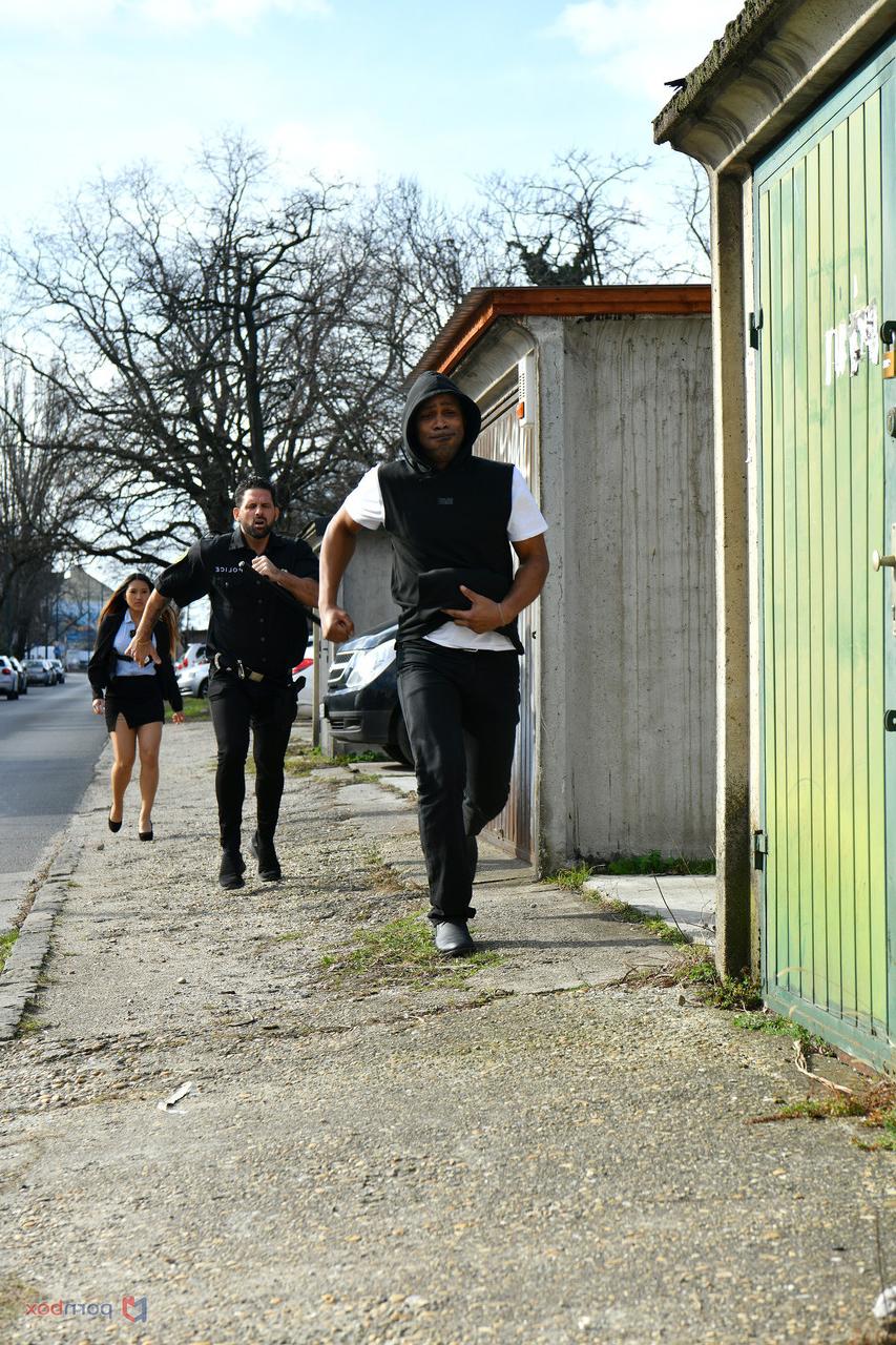 20P Die sexy Polizistin May Thai bekommt einen DP in einem interrassischen Dreier mit ihren Partnern