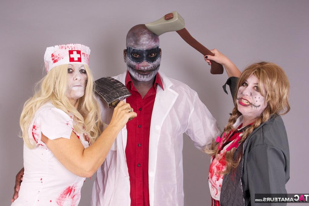 20P Des amateurs plus âgés tirent sur le pénis d'un homme noir tout en portant des tenues de cosplay