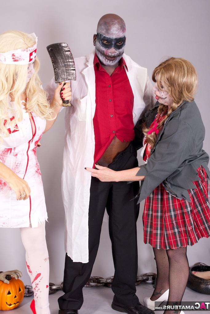20P Des amateurs plus âgés tirent sur le pénis d'un homme noir tout en portant des tenues de cosplay