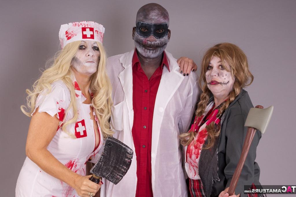 20P Des amateurs plus âgés tirent sur le pénis d'un homme noir tout en portant des tenues de cosplay