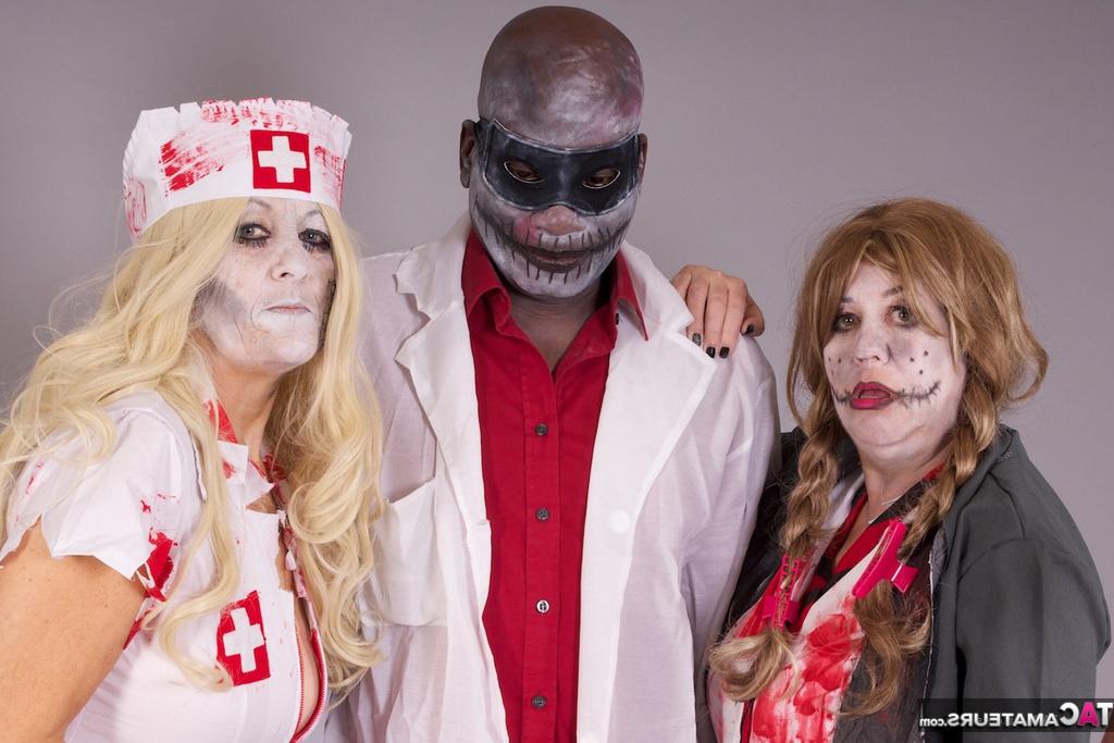 20P Des amateurs plus âgés tirent sur le pénis d'un homme noir tout en portant des tenues de cosplay