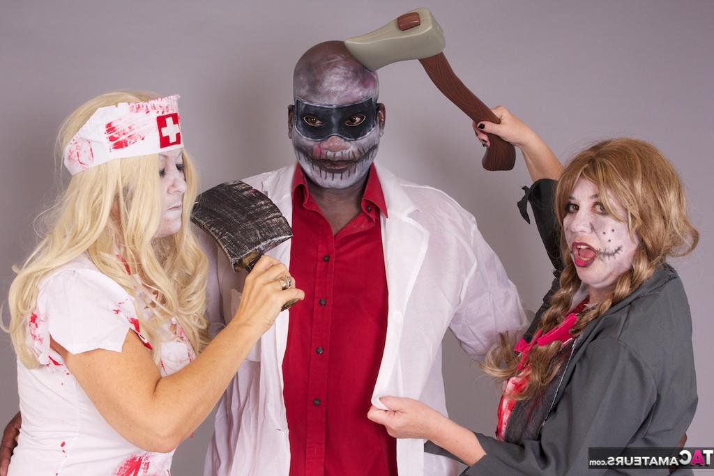 20P Des amateurs plus âgés tirent sur le pénis d'un homme noir tout en portant des tenues de cosplay