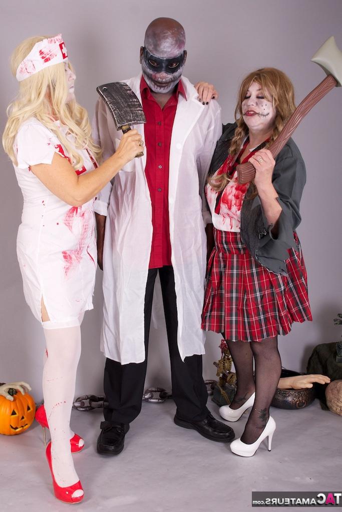20P Des amateurs plus âgés tirent sur le pénis d'un homme noir tout en portant des tenues de cosplay