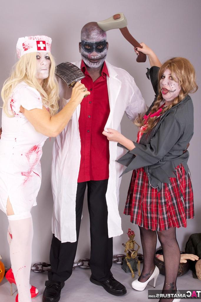 20P Des amateurs plus âgés tirent sur le pénis d'un homme noir tout en portant des tenues de cosplay