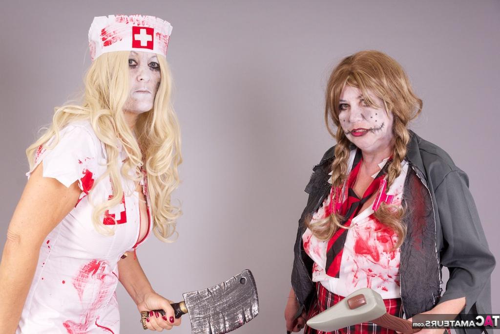 20P Des amateurs plus âgés tirent sur le pénis d'un homme noir tout en portant des tenues de cosplay