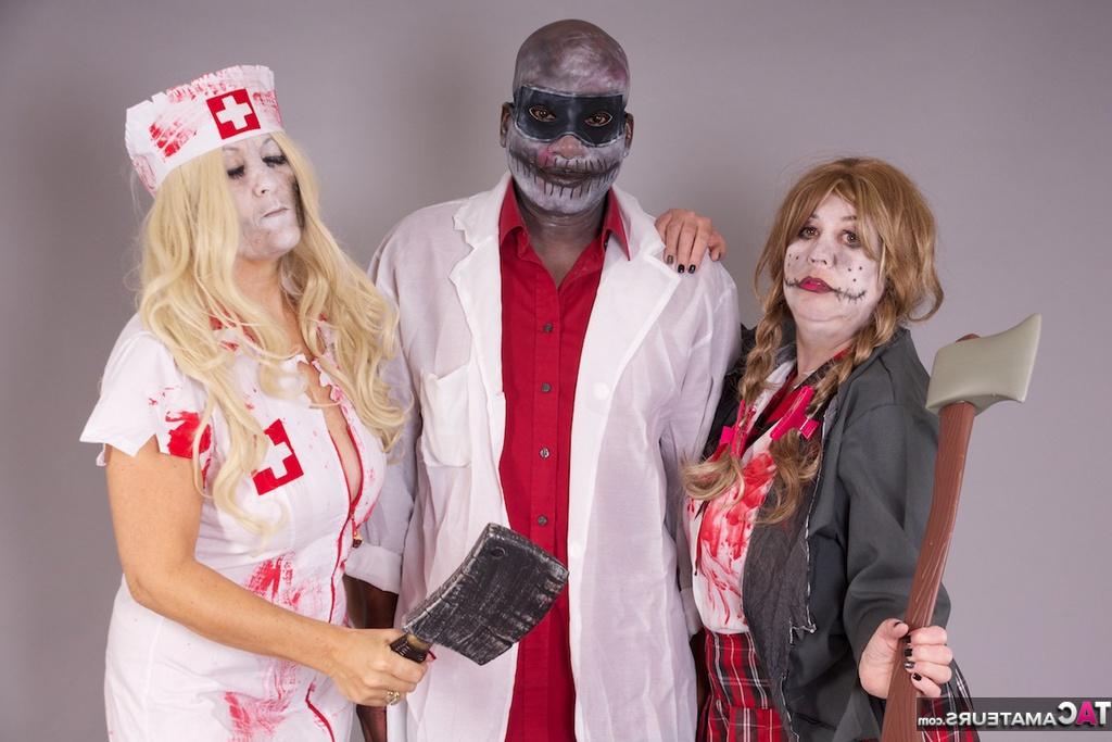 20P Des amateurs plus âgés tirent sur le pénis d'un homme noir tout en portant des tenues de cosplay