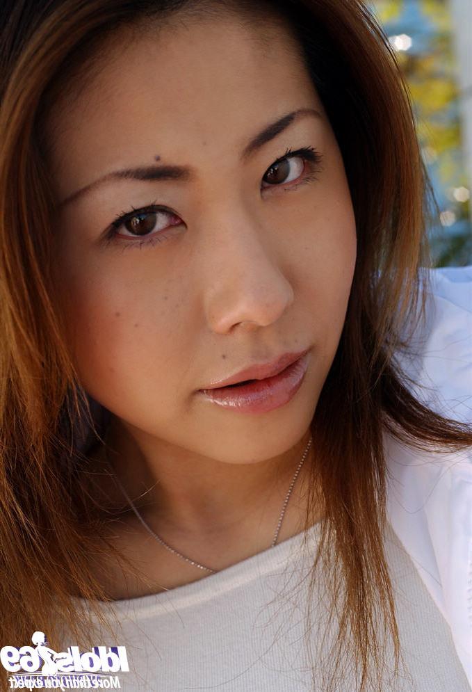 16P Nuttiges asiatisches Luder entblößt seine großen Brüste und zieht sein Höschen aus