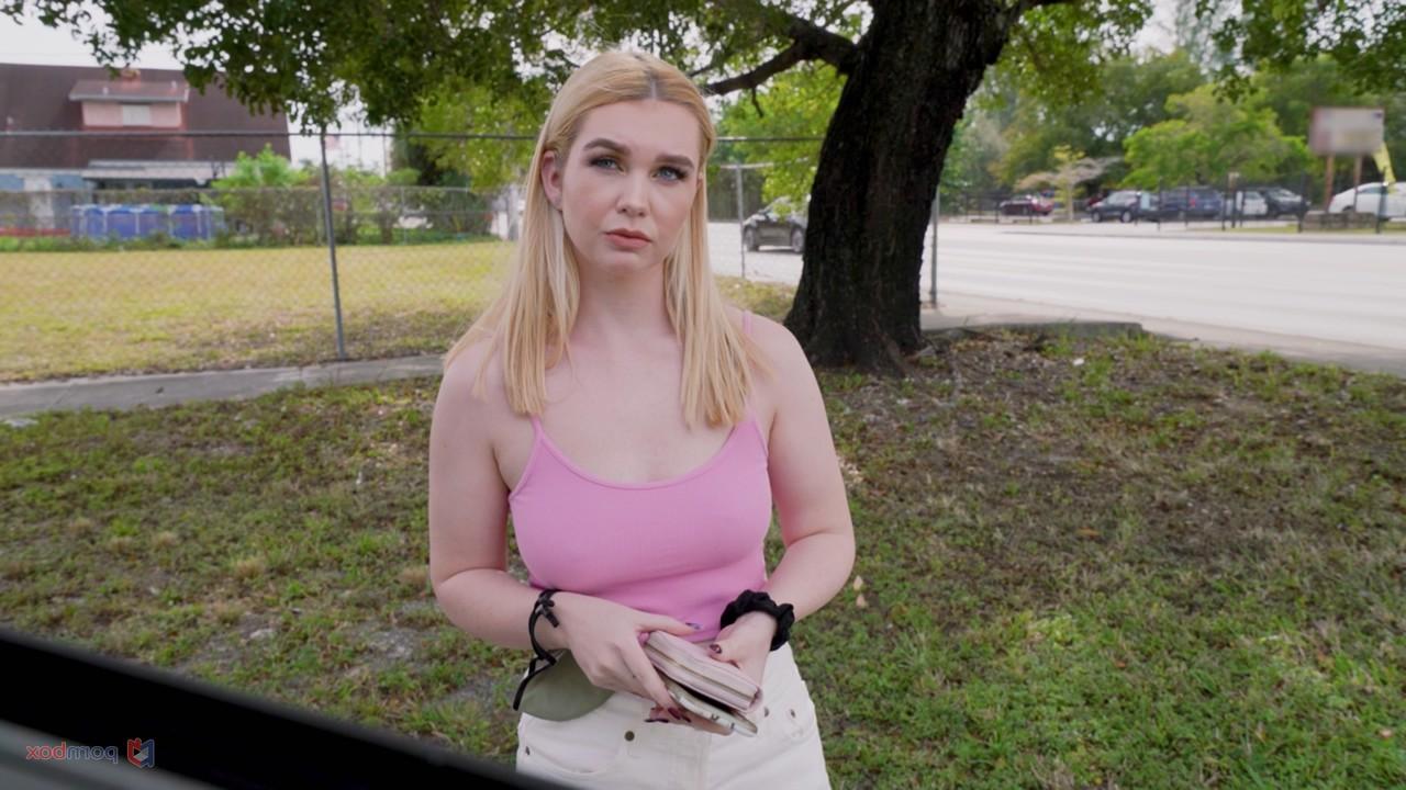 20P L'auto-stoppeuse blonde Layla Belle a des relations sexuelles hardcore et sauvages avec un inconnu.
