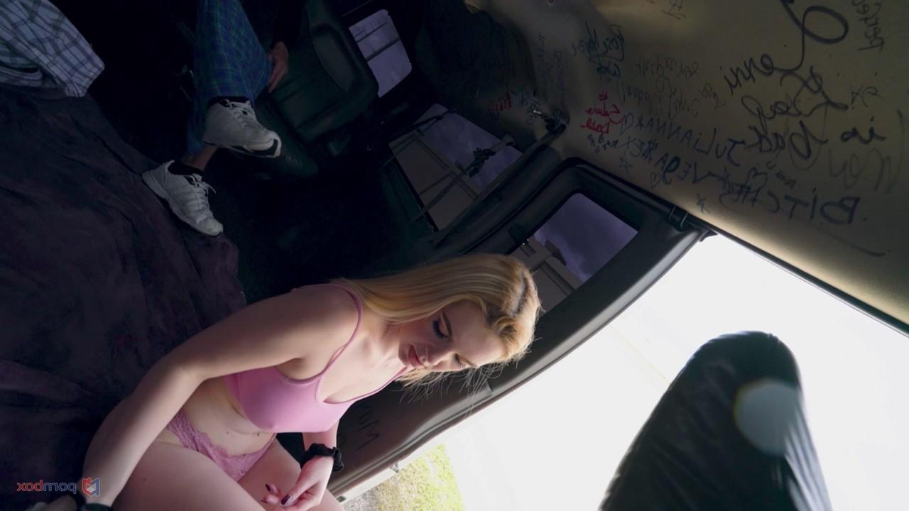 20P L'auto-stoppeuse blonde Layla Belle a des relations sexuelles hardcore et sauvages avec un inconnu.