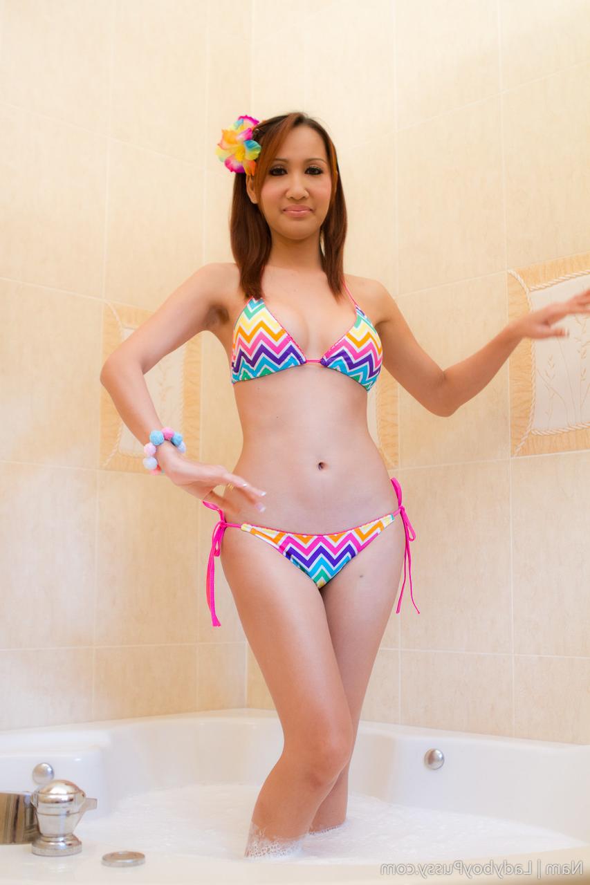 17P A linda Ladyboy Nam tira o biquíni na banheira e mostra lindos peitos