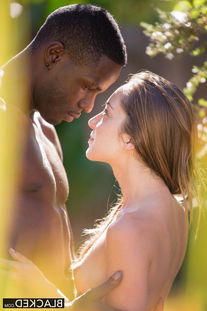 20P Beleza americana com um grande saque Remy LaCroix ficando escurecida por trás