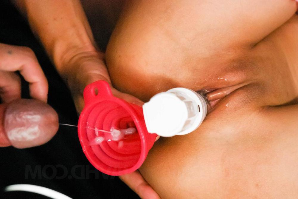 15P Das japanische Mädchen Rin Yuzuki mit verbundenen Augen zeigt nach einem Gangbang einen Creampie