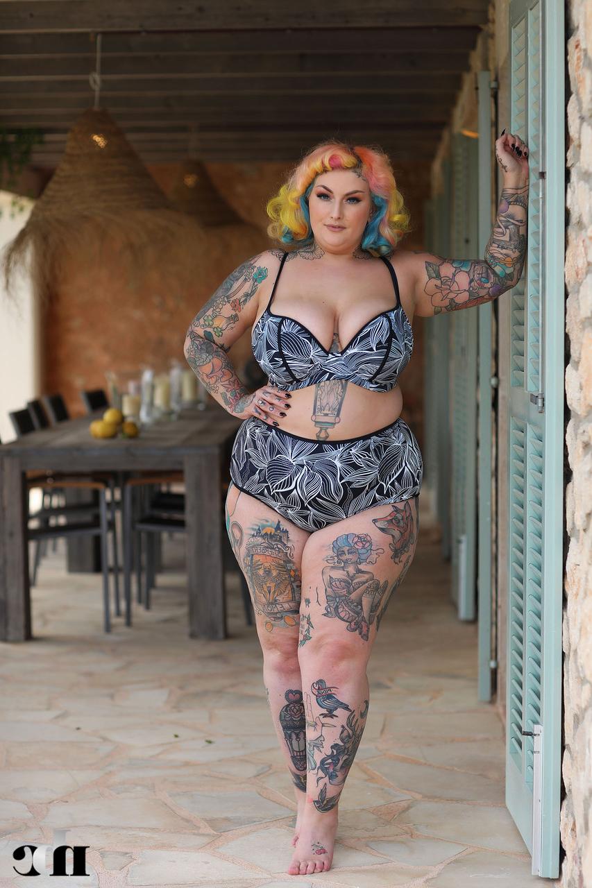 20P A modelo gordinha Galda Lou tira sua lingerie gostosa e mostra seu corpo curvilíneo tatuado