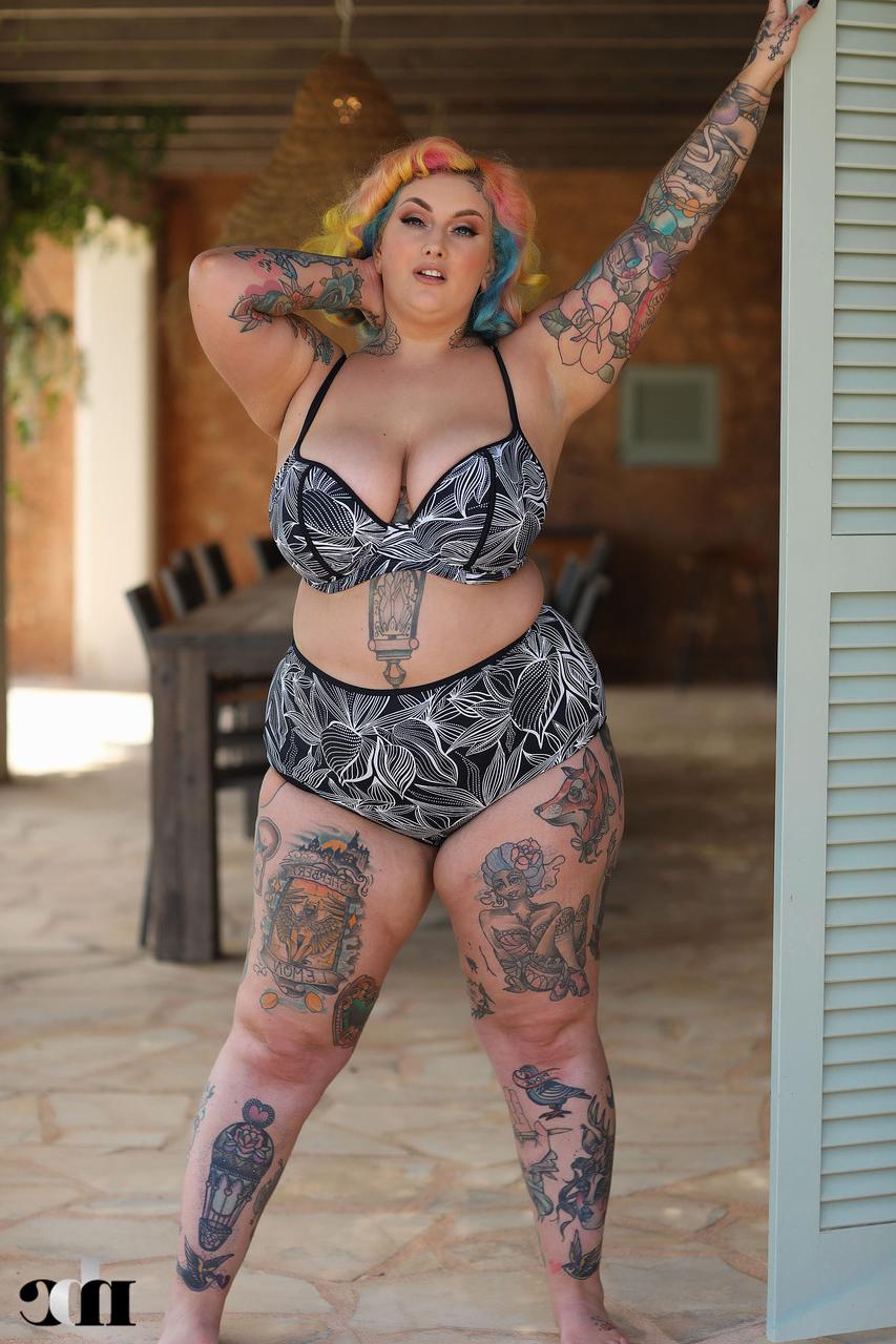 20P A modelo gordinha Galda Lou tira sua lingerie gostosa e mostra seu corpo curvilíneo tatuado
