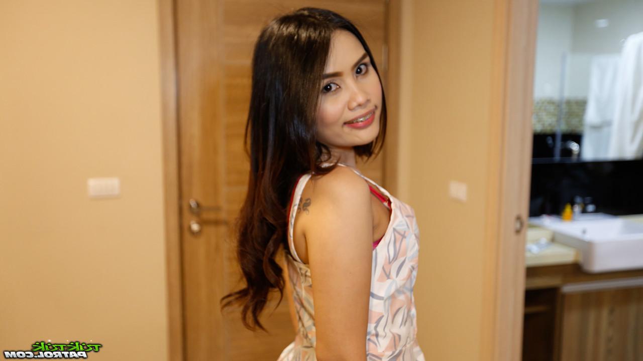 20P Die asiatische Amateurin Lin hebt ihr weißes Kleid hoch und nimmt in POV-Action einen Ständer
