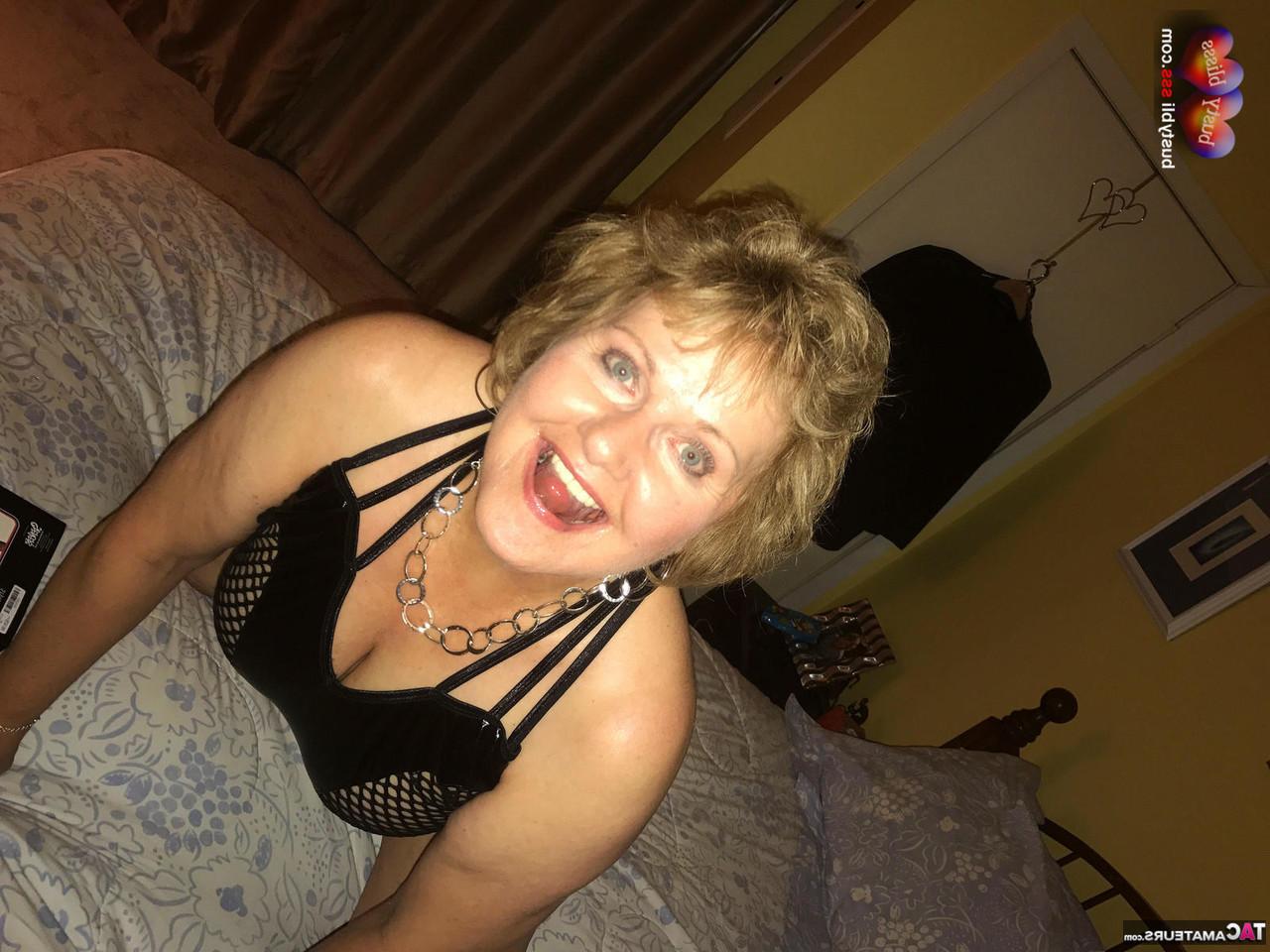 16P Madura Busty Bliss lamida el coño después de lamer una polla