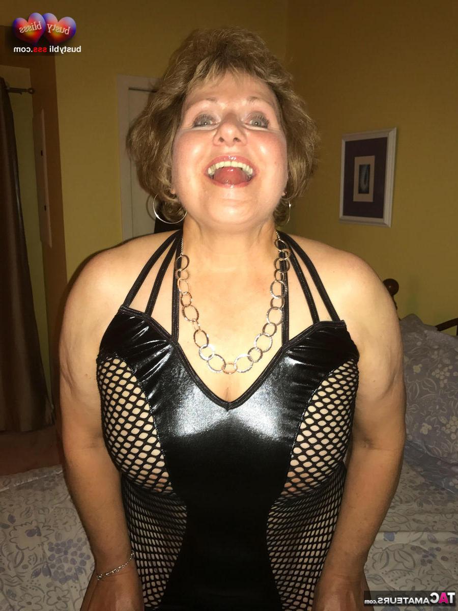 16P Madura Busty Bliss lamida el coño después de lamer una polla