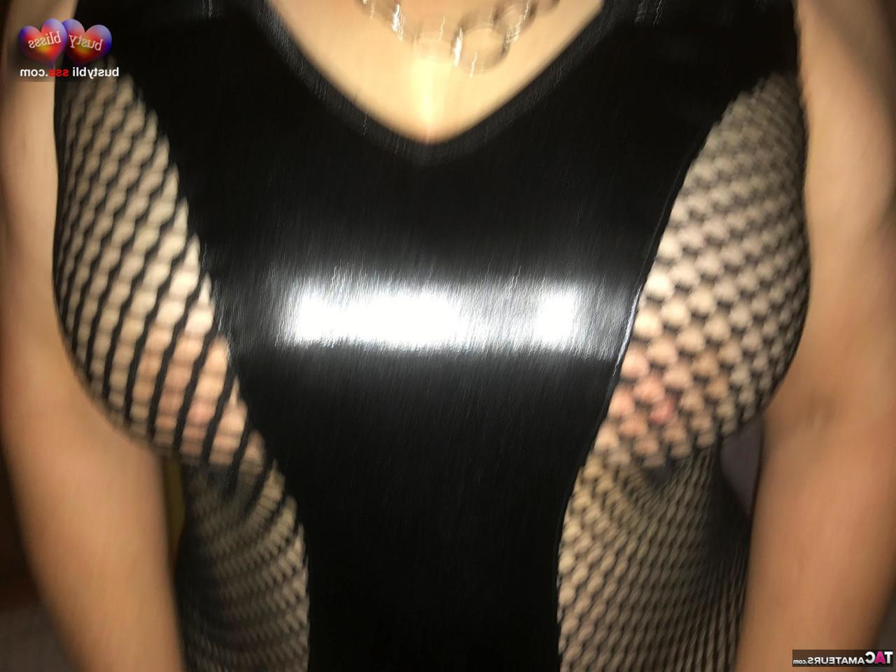 16P Madura Busty Bliss lamida el coño después de lamer una polla