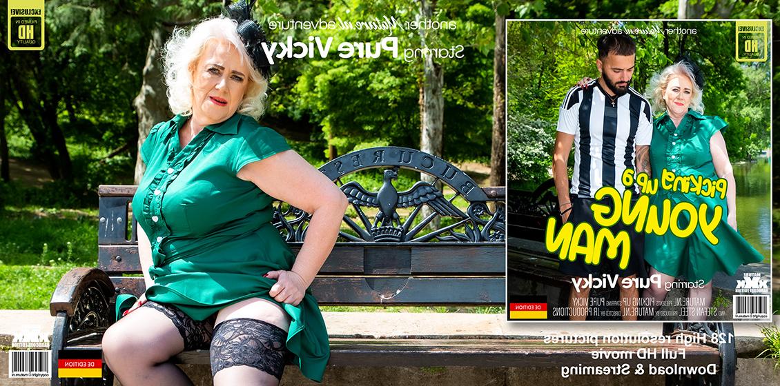 11P Vovó loira platinada Pure Vicky faz sexo com um homem mais jovem de meias