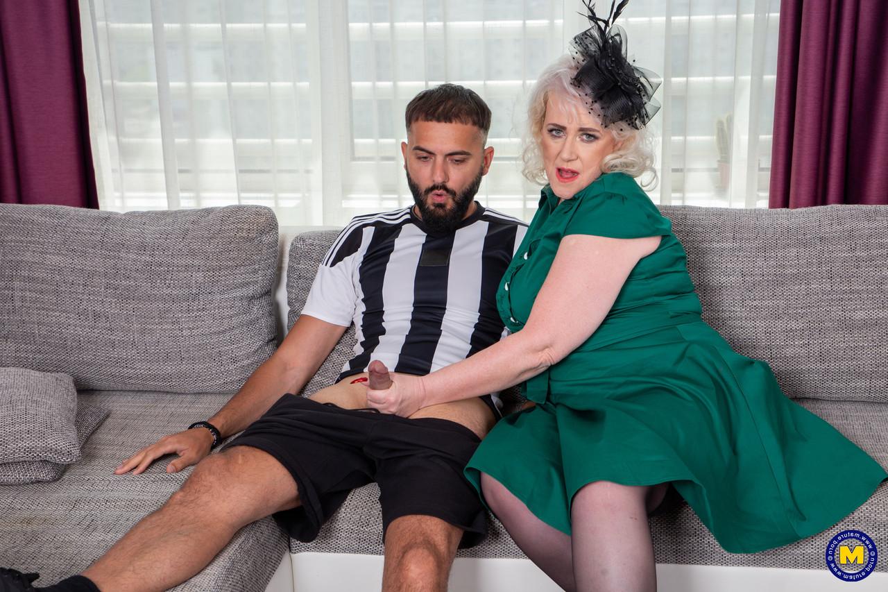 11P Vovó loira platinada Pure Vicky faz sexo com um homem mais jovem de meias