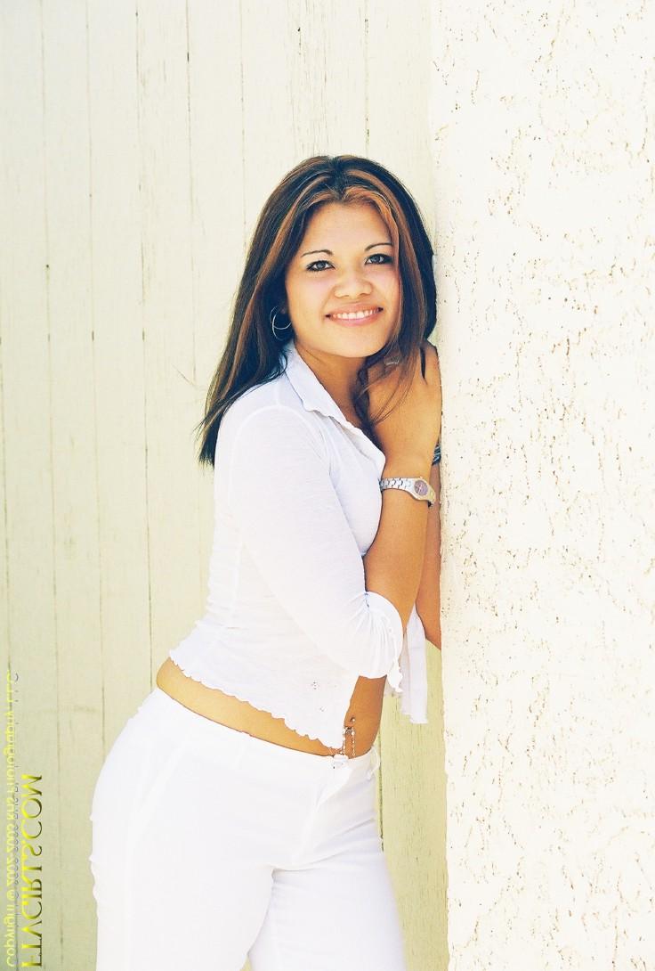 20P La sexy amateur Nadia expone su gran culo y su jugoso coño al aire libre